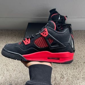 Jordan 4 “red thunders”